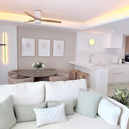 Апартаменти New Oceanfront Luxury Sinesedesignhomes